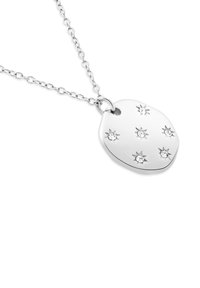 Collana d'argento con pendente ovale che presenta sei forme di stella, ciascuna decorata con un piccolo gioiello trasparente. La catena ha anelli regolari.