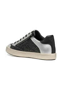 Sneakers con un tessuto texturizzato nero, dettagli in pelle argentata e suola in gomma nera. Presentano una zip laterale e lacci neri.