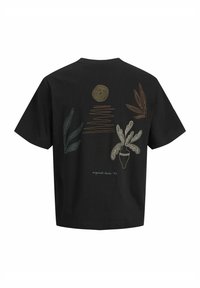 T-shirt en coton noir avec des dessins colorés de plantes, de soleil et de motifs dans le dos, et le texte "originals studio '90" en bas.