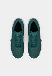 Τιρκουάζ αθλητικά παπούτσια με πλέγμα στο πάνω μέρος, στρογγυλή μύτη, επενδυμένο κολάρο και λευκές λεπτομέρειες. Οι κορδόνια περνούν μέσα από τρύπες σε matching πράσινο χρώμα.