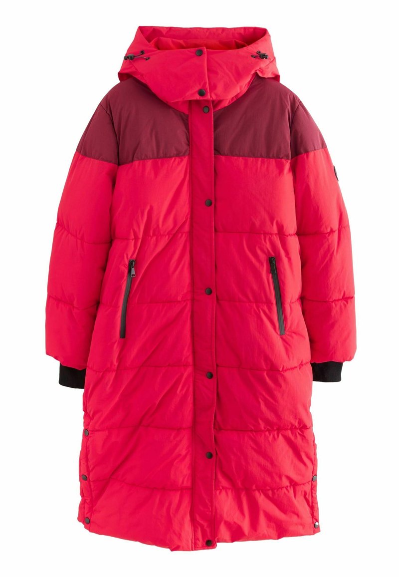 Abrigo acolchado rojo con un panel en el pecho de color burdeos, bolsillos laterales con cremallera y capucha desmontable con cordones. Incluye puños elásticos.