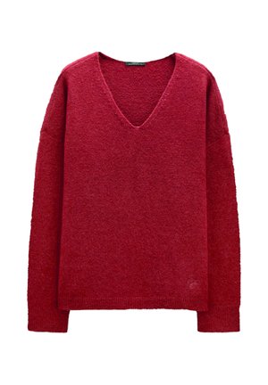 Czerwony, luźno dopasowany sweter wykonany z miękkiej, teksturowanej tkaniny. Posiada głęboki dekolt w kształcie litery V oraz długie rękawy z prążkowanymi mankietami i dołem.