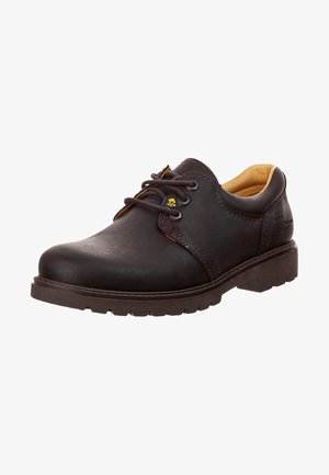 Shoe de couro castanho com atacadores, bico redondo, colarinho acolchoado, detalhes amarelos e uma sola de borracha texturizada para estabilidade.