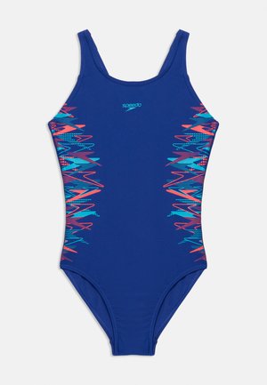 Modré jednodielne plavky Speedo s geometrickými cikcak vzormi v ružovej, fialovej a tyrkysovej farbe po oboch stranách a výstrihom do lodičky.