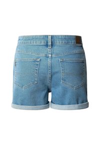 Jeansshorts i ljusblått med en klassisk design, som har upplagda fållar, två bakfickor och en liten logopatch på midjebandet.