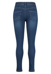 Slim-fit tummansiniset farkut, joissa on kaksi takataskua ja näkyvät saumat, asetettu valkoista taustaa vasten.