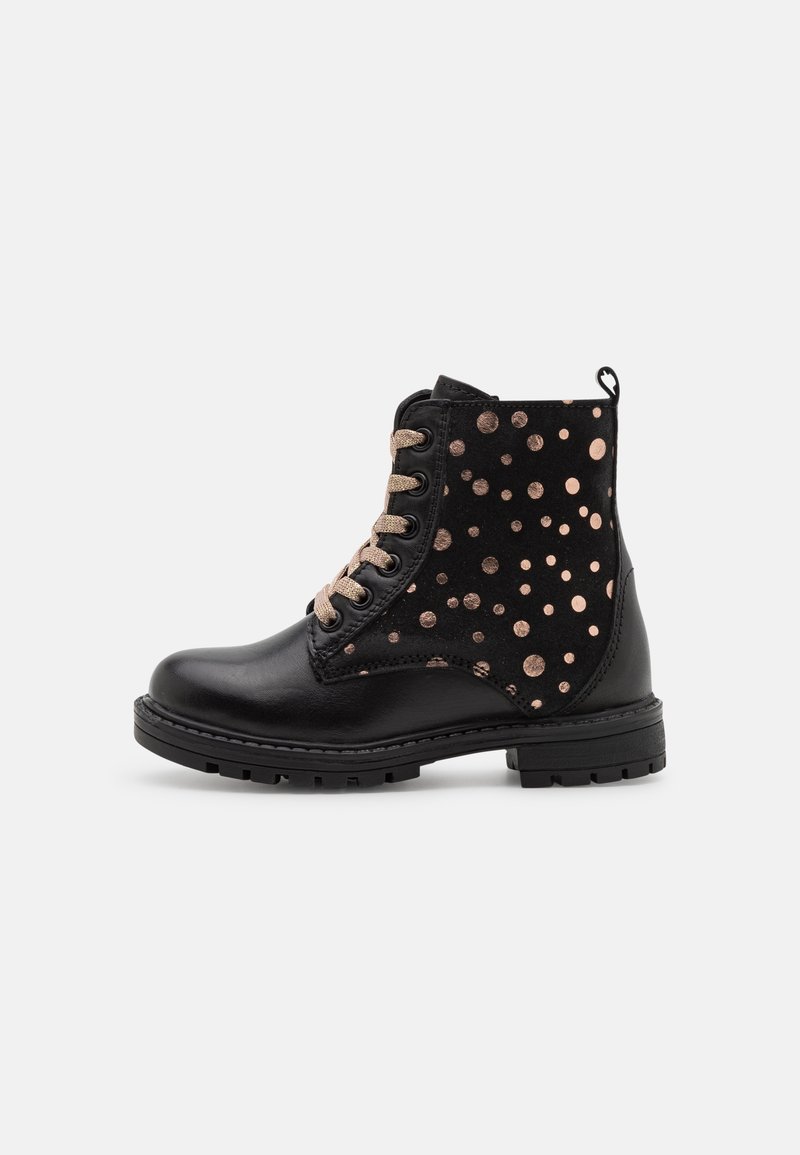 Bottine en cuir noir avec des pois métalliques en or rose sur le panneau latéral, lacets assortis en or rose, semelle robuste et languette à l'arrière du talon.