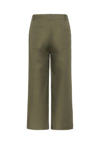 Olijfgroene wijde broek met een gladde textuur, een tailleband en twee achterzakken met een eenvoudige stikselafwerking.