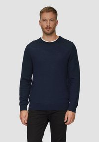 Marineblauwe gebreide trui met een ronde halslijn en lange mouwen, gemaakt van een zachte stof, met ribgebreide mouwen en zoom.