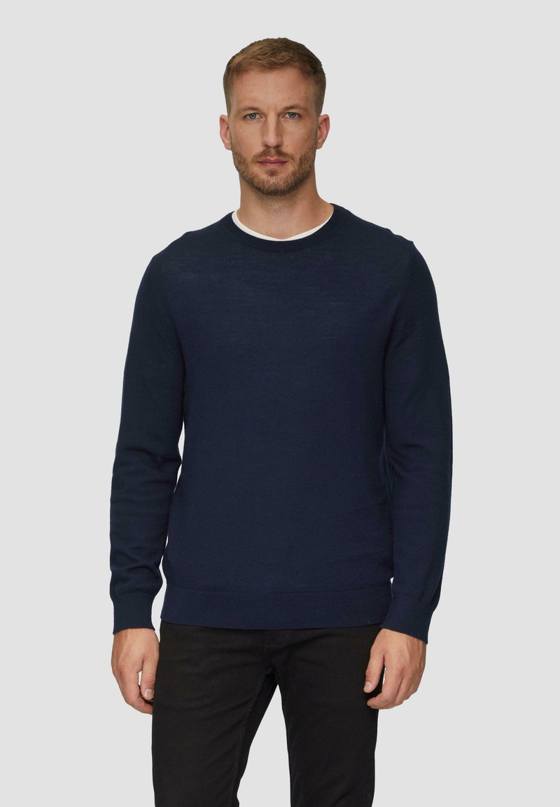 Marineblauwe gebreide trui met een ronde halslijn en lange mouwen, gemaakt van een zachte stof, met ribgebreide mouwen en zoom.