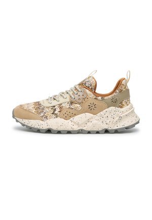 Sneaker multicolore beige basso con suola chunky screziata, tomaia in tessuto intrecciato, sovrapposizioni in camoscio e chiusura con lacci, mostrata in profilo laterale.