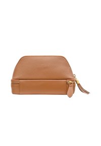 Borsa in pelle marrone con superficie testurizzata, parte superiore arrotondata e chiusura con zip. Presenta un dettaglio con frange e una base piatta.