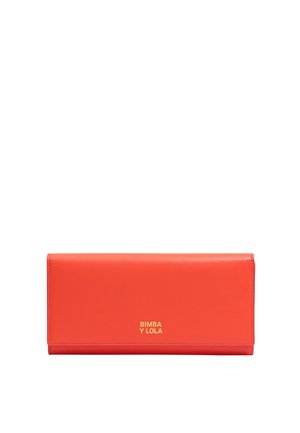 Portafoglio in pelle rossa con una texture liscia, forma rettangolare e testo della marca in oro. Presenta un design pieghevole e un aspetto minimalista.