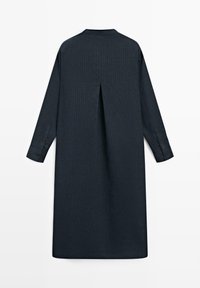 Abito lungo a maniche lunghe color blu navy scuro con sottili righe verticali e una singola piega invertita sulla parte posteriore, con polsini abbottonati.