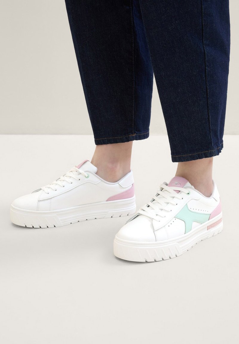 Sneaker bianche con accenti verde menta e rosa, caratterizzate da lati testurizzati, suola voluminosa e dettagli perforati nella zona delle dita.