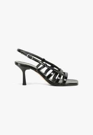 Sandale femme en cuir verni noir avec talon stiletto de hauteur moyenne, bout ouvert, plusieurs brides et boucle ajustable à la cheville.