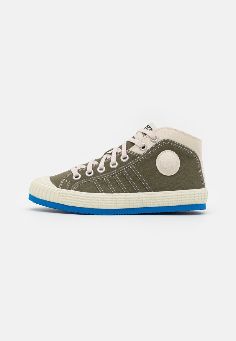 Basket montante en toile vert olive avec des accents crème, semelle en caoutchouc bleue et un patch logo rond sur le côté. Présente des coutures et œillets blancs.