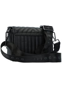 Borsa a tracolla nera trapuntata con forma rettangolare, caratterizzata da una superficie liscia e una tracolla regolabile con logo stampato. L'hardware è di tonalità argento.