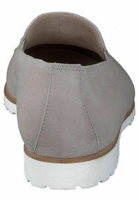 Scarpa in camoscio grigio chiaro con retro arrotondato, suola in gomma bianca e dettagli di cucitura visibili. Design semplice con una texture liscia e opaca.