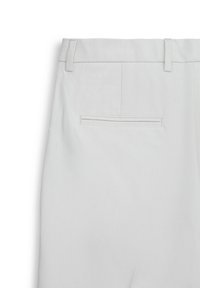Weiße Hosen aus einem glatten, leicht strukturierten Stoff. Mit einer einzelnen Gesäßtasche mit schmaler Öffnung und Gürtelschlaufen an der Taille.