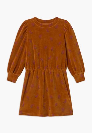 Welurowa sukienka w spalonym pomarańczowym kolorze z fioletowym kwiatowym wzorem, długie bufiaste rękawy, okrągły dekolt i elastyczna talia. Miękka faktura.