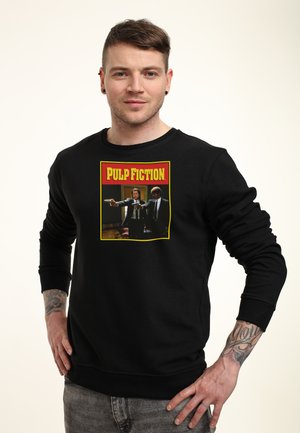 Czarna bluza z grafiką "Pulp Fiction" z przodu, w kolorze czerwonym i żółtym, z klasycznym okrągłym dekoltem i ściągaczami na rękawach.