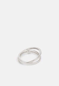 Silberring mit ineinander verschlungenen Bändern, von denen eines eine glatte Oberfläche hat und das andere mit kleinen runden Akzenten verziert ist. Elegantes und modernes Design.