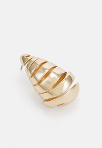 Gul spiral skalsmykke, der har et buet, lagdelt design. Glat overflade med poleret finish, der fremhæver de buede kanter.