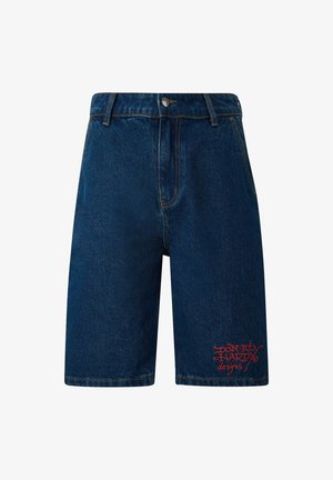 Dżinsowe szorty w ciemnoniebieskim kolorze o prostym kroju, z pomarańczowymi szwami i haftowanym czerwonym logo po lewej stronie.