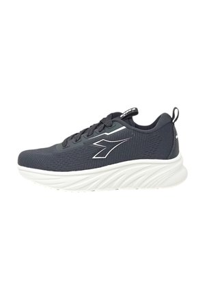 Scarpa atletica grigia scura con una tomaia in rete traspirante, suola bianca ammortizzata e un logo riflettente sul lato. Presenta un design testurizzato.
