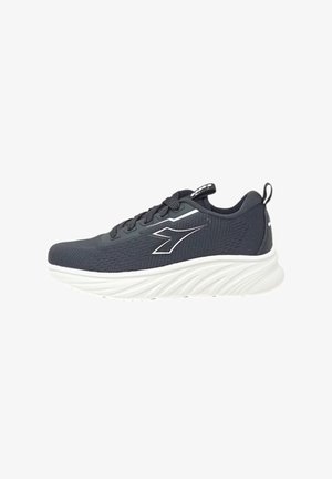 Scarpa atletica grigia scura con una tomaia in rete traspirante, suola bianca ammortizzata e un logo riflettente sul lato. Presenta un design testurizzato.