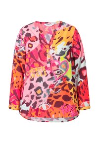 Chemise à manches longues colorée arborant un mélange de motifs léopard rose, orange et rouge, avec des designs graphiques et un col cranté.
