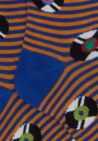 Calzini a righe con tonalità di arancione e blu, decorati con motivi floreali neri e accenti verdi, realizzati in morbido tessuto a maglia.