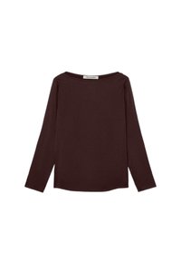 Maglietta a maniche lunghe di colore marrone scuro, realizzata in tessuto leggero. Presenta un ampio scollo e una leggera arricciatura nelle cuciture delle spalle.