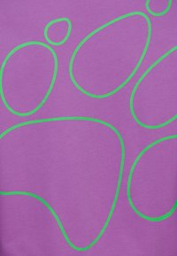 Tissu violet présentant de grandes formes irrégulières délimitées par un vert vif. Texture lisse avec un design vibrant et accrocheur.