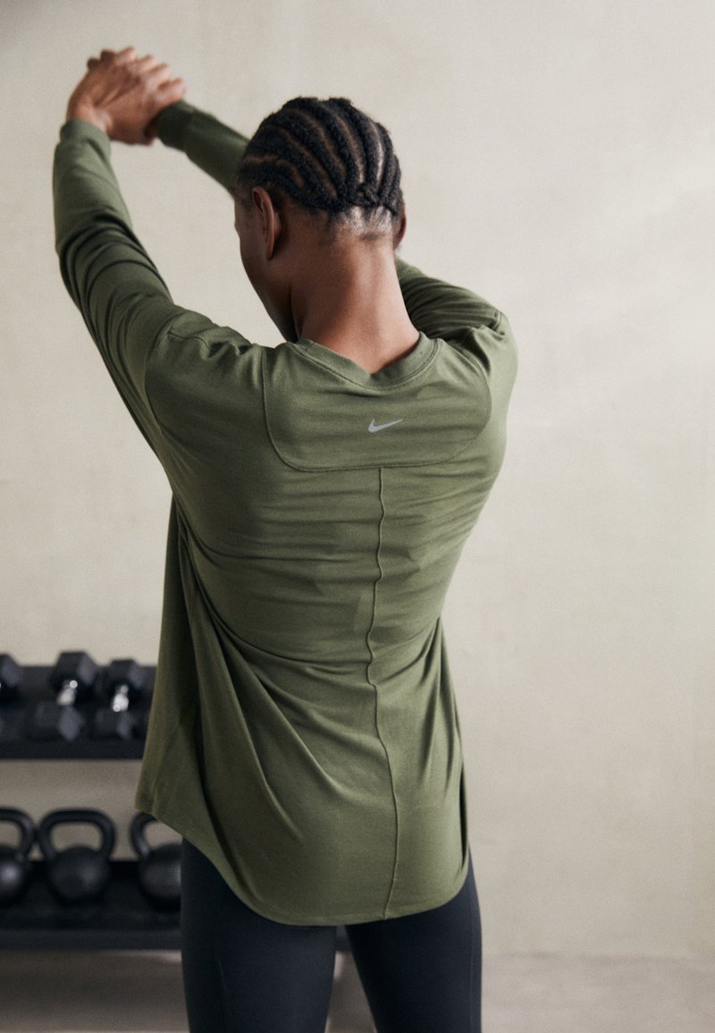 Nike Performance - ONE RELAXED TOP - Ilgarankovis viršutinės dalies drabužis - khaki, Padidinti