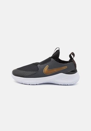 Juoda ir pilka sportinė šlepetė be raištelių su auksiniu Nike logotipu, pasižyminti lygiu viršumi, tekstūruotais tinkliniais skyriais ir balta padu.