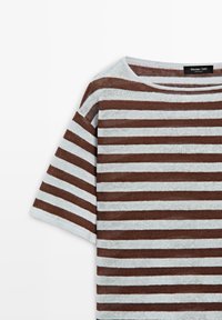 Katoenen top met korte mouwen, horizontale strepen in bruin en lichtgrijs, en een ronde hals.