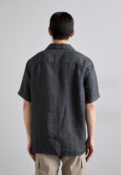 Kurzärmliges, bluses Hemd aus dunkelgrauem Leinen; mit lässiger Passform und einem schlichten, klaren Design mit einer leicht strukturierten Oberfläche.