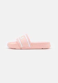 Infradito in gomma rosa con una fascia larga caratterizzata da dettagli bianchi e logo Fila. Suola piatta con un poggiapiedi testurizzato per il massimo comfort.
