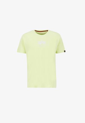 Kerge kollane puuvillane t-särk lühikeste varrukatega. Esiküljel on valge logo ja kontrastne punane sisekrae.