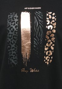 Quatre traits de pinceau verticaux avec des imprimés animaux et de l'or métallique, le texte au-dessus indique "ART IS EVERYWHERE,", le texte en dessous indique "Stay Wild."