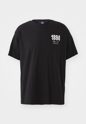 Sort bomulds t-shirt med rund halsudskæring, korte ærmer og hvidt trykt tekst "1894 House Of Hyperbia" på venstre brystområde.