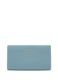 Portafoglio in pelle blu chiaro con una finitura testurizzata, caratterizzato da un logo in tonalità oro e un design rettangolare elegante. Nessun hardware visibile.