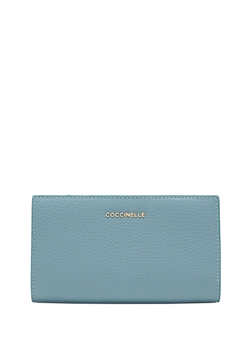 Portafoglio in pelle blu chiaro con una finitura testurizzata, caratterizzato da un logo in tonalità oro e un design rettangolare elegante. Nessun hardware visibile.