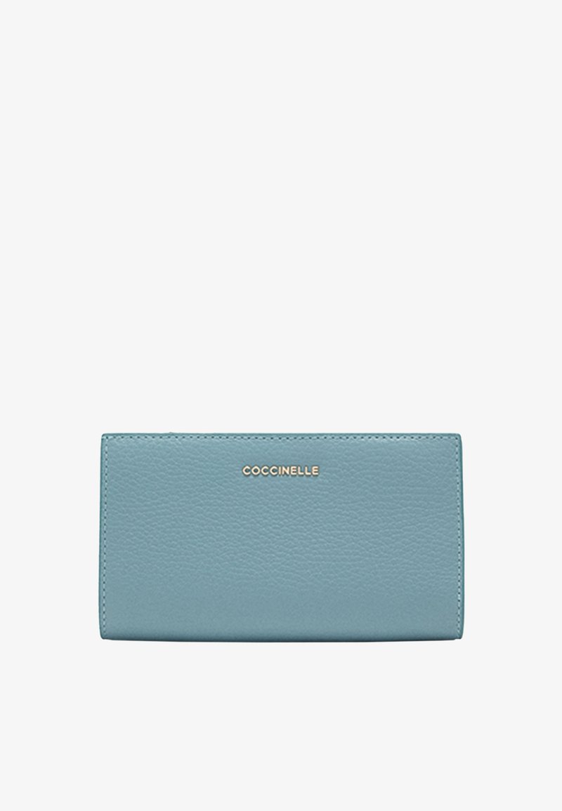 Portafoglio in pelle blu chiaro con una finitura testurizzata, caratterizzato da un logo in tonalità oro e un design rettangolare elegante. Nessun hardware visibile.