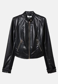 Giacca in finta pelle nera con colletto a scatto, chiusura frontale con zip e due tasche laterali con zip; presenta dettagli di cucitura lungo le maniche.