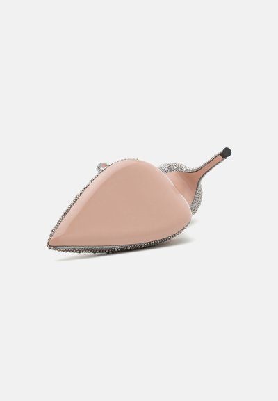 Zapatos de salón de charol en color nude con punta afilada, adornados con lentejuelas plateadas a lo largo del borde y un delgado tacón de aguja negro.