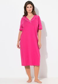 Abito da notte fucsia in un tessuto morbido, con scollatura a V, maniche corte con piping bianco a contrasto e una vestibilità ampia.
