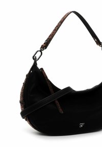 Juodas tekstilinis rankinukas su kreiviu pavidalu, su leopardų rašto diržu ir sidabriniais akcentais. Matomas išskirtinis logotipas.